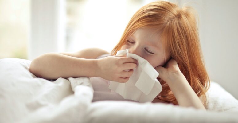 Nasentropfen für Kinder. Kind mit Erkältung