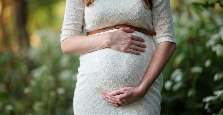 Schwangere Frau - Apotheke unterstützt