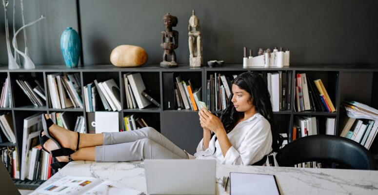 Frau begeht Arbeitszeitbetrug