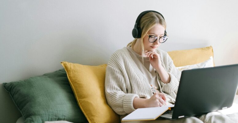 Studentin, die ChatGPT nutzt