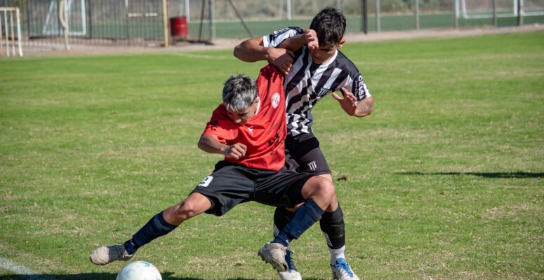 Zwei Fußballspieler, die Sportverletzungen riskieren