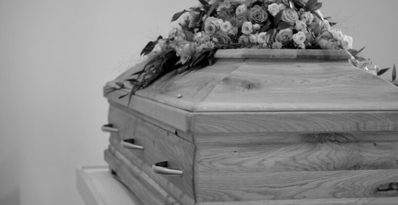 Sarg mit Blumen